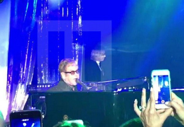 Elton John durante o casamento (Foto: Instagram)