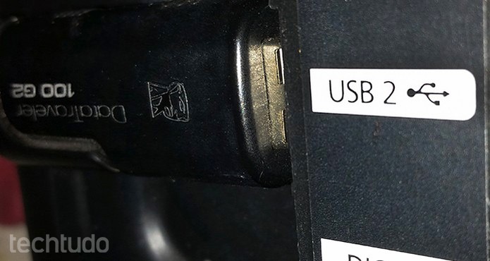 Plugue o pendrive na entrada USB da TV (Foto: Barbara Mannara/TechTudo)