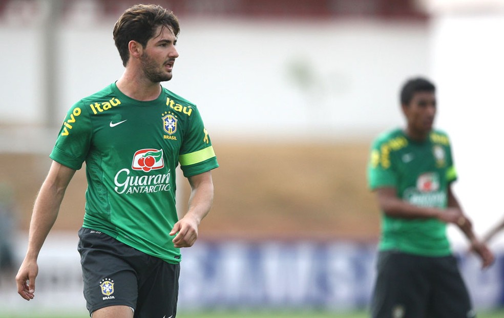 Alexandre Pato com a camisa do Brasil — Foto: Mowa press