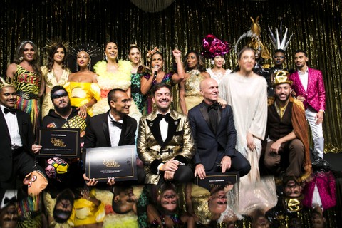 Holofotes apontados para representantes de três instituições beneficiadas por parte da renda do Baile da Vogue 2019: Casa 1, Spetaculu e Gerando Falcões, todos reunidos no palco
