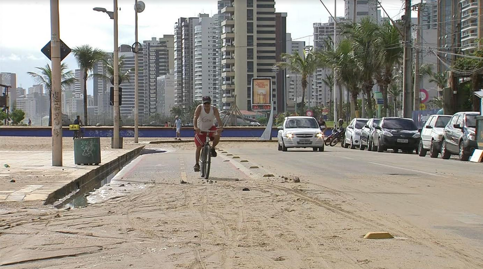 Nesta sexta-feira a areia invadia a ciclofaixa na Avenida Beira Mar em Fortaleza. (Foto: Reprodução/TV Verdes Mares)