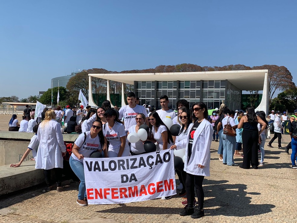 Protesto de enfermeiros contra suspensão da lei que fixou piso salarial da categoria, em Brasília — Foto: Brenda Ortiz/g1
