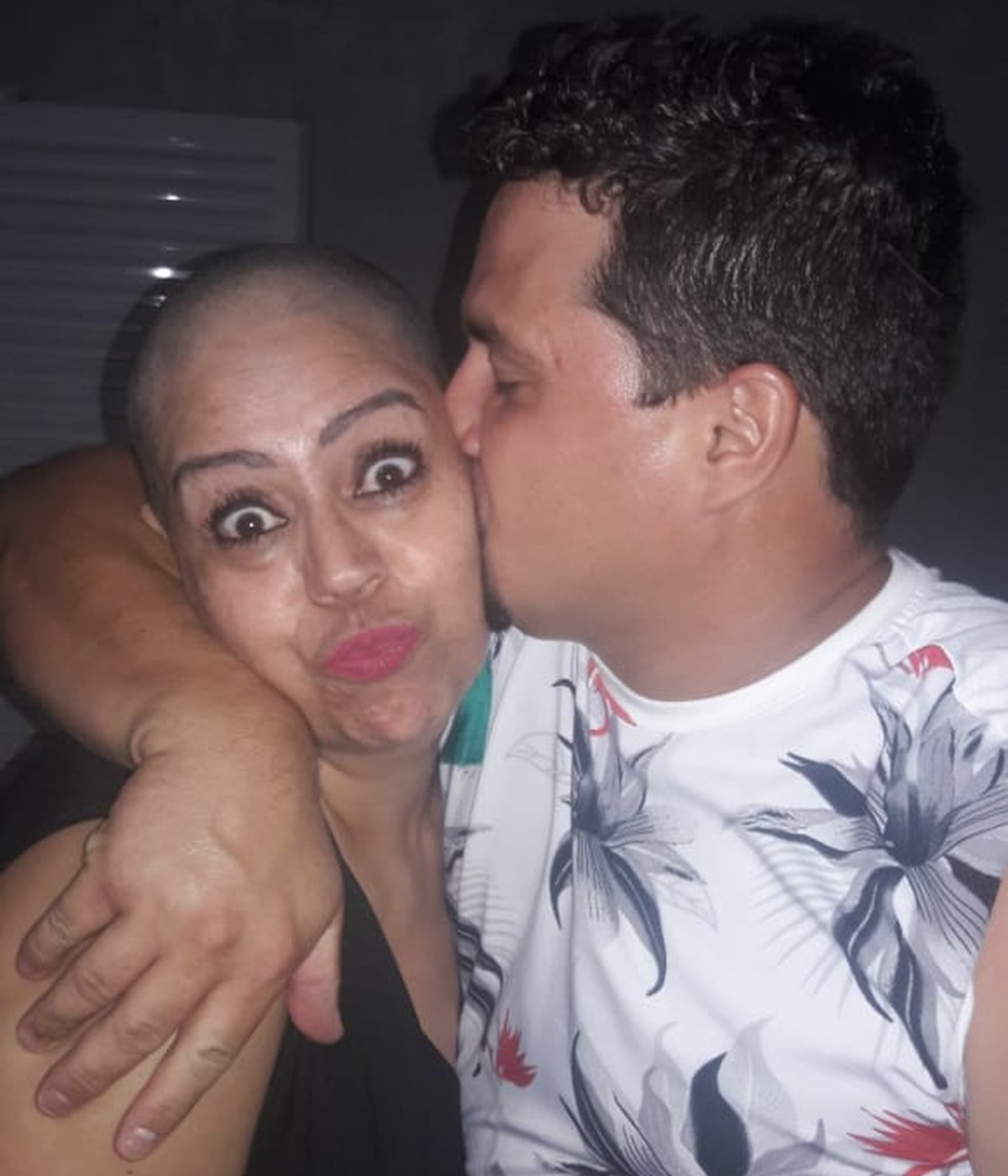 Familiares raspam a cabeça para apoiar paciente em tratamento de câncer de mama — Foto: Cássia Régia Sonvesso Sperini