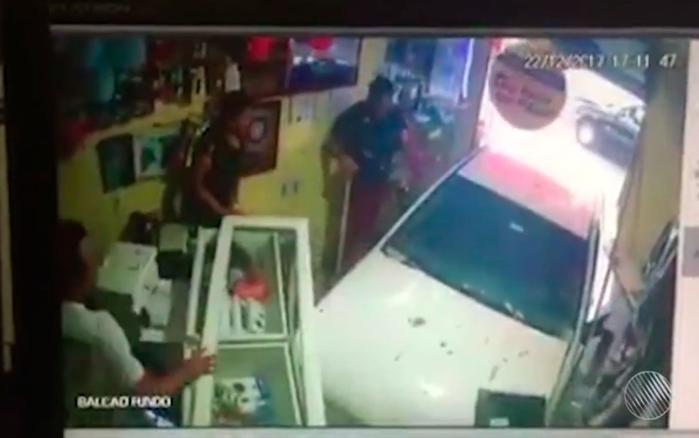 Carro invadiu loja de eletrônicos em Camaçari (Foto: Reprodução/TV Bahia)