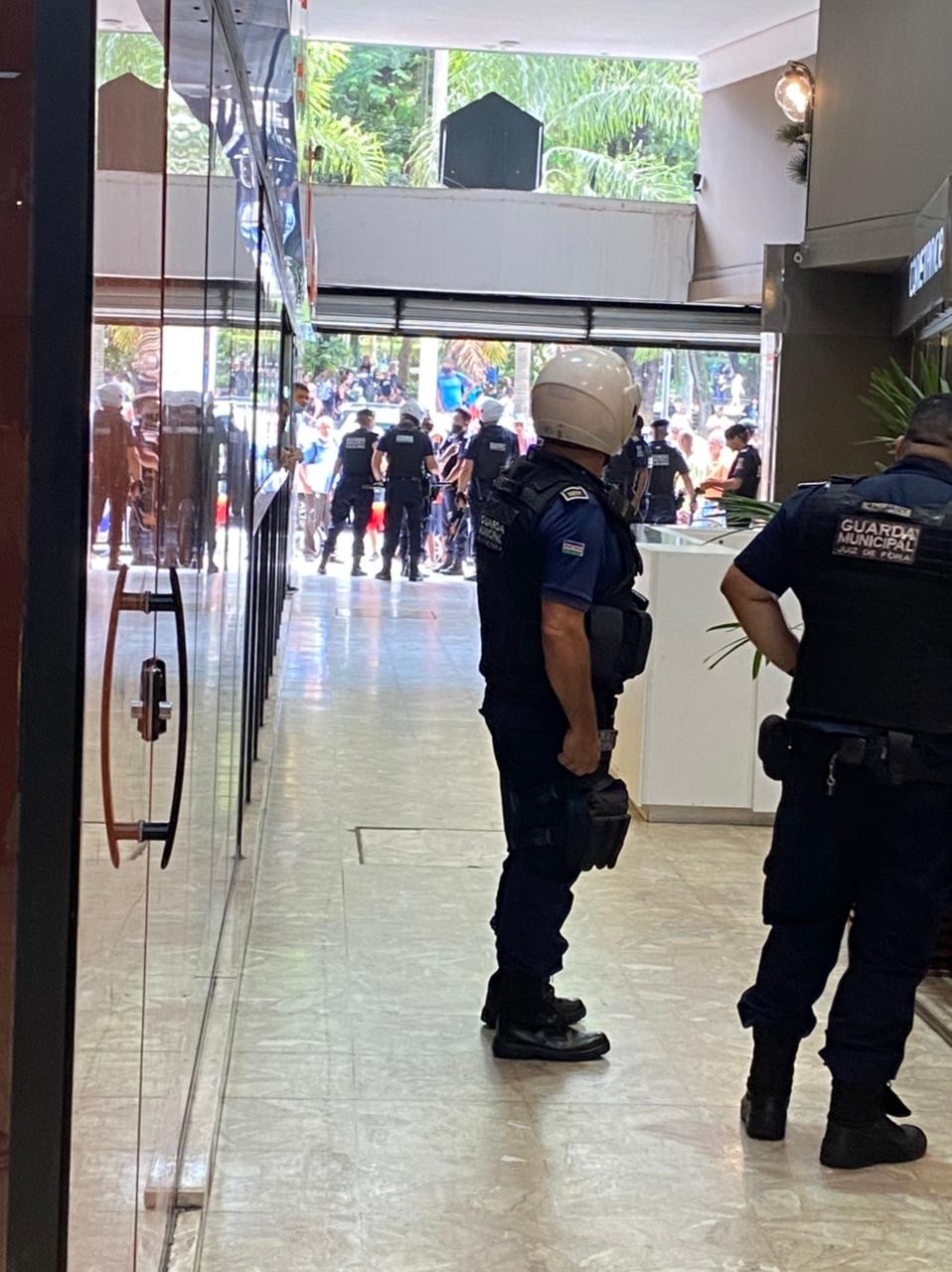 VÍDEO: confronto entre guardas municipais e ambulantes é registrado no Centro de Juiz de Fora