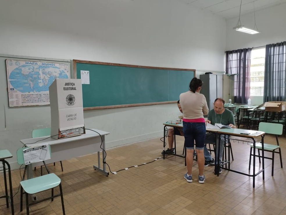 Eleitora votando no Colégio Municipal Doutor José Vargas de Souza, em Poços de Caldas, MG — Foto: Beatriz Mendes