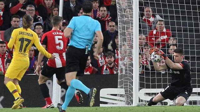 O goleiro Simón, do Athletic Bilbao, faz uma defesa na partida contra o Barcelona
