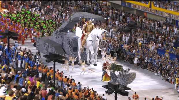Movimento : Veja os melhores GIFs da primeira noite do carnaval do Rio – Click News