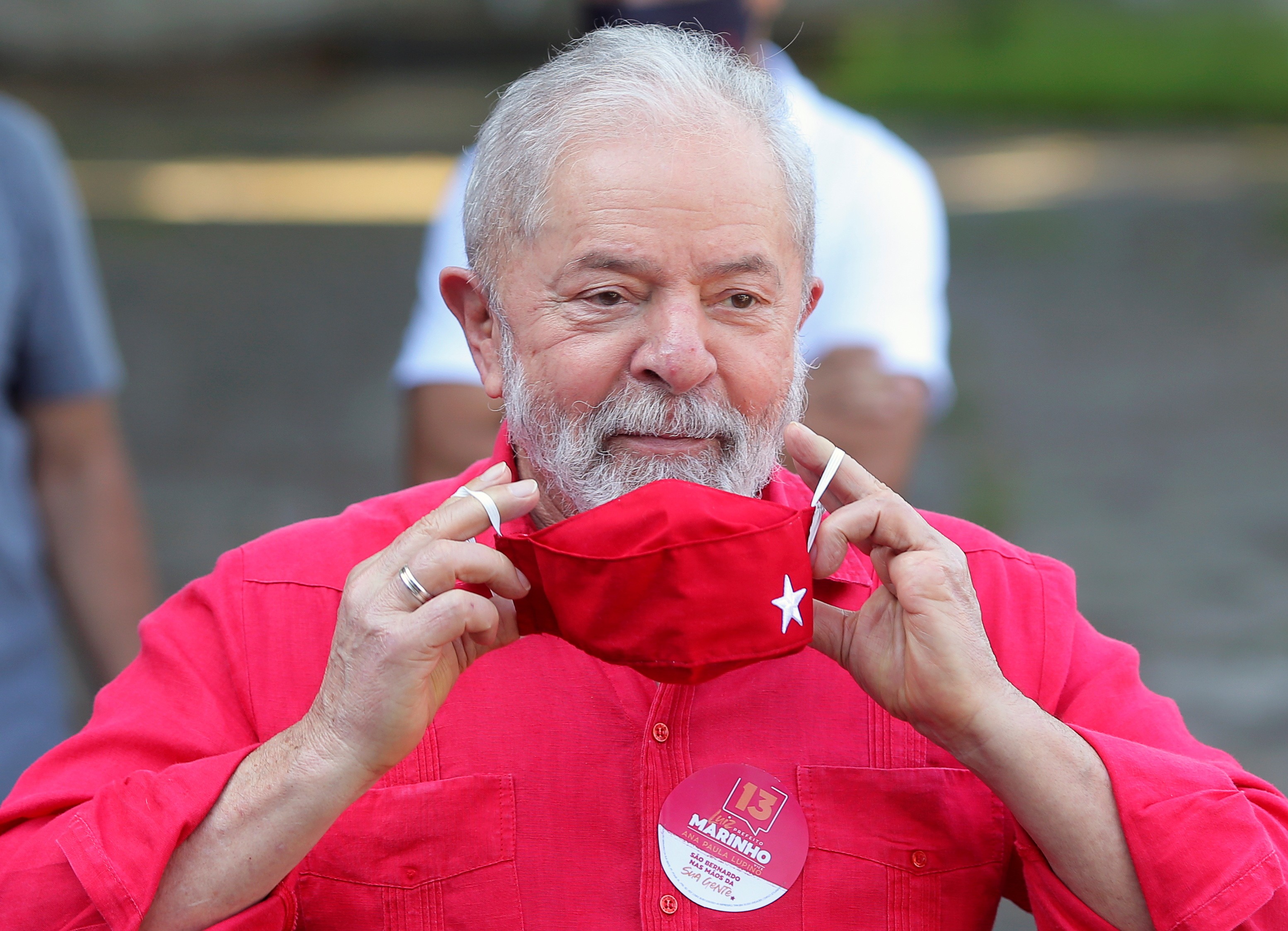 Lula põe máscara após votar para prefeito de São Bernardo do Campo em 2020