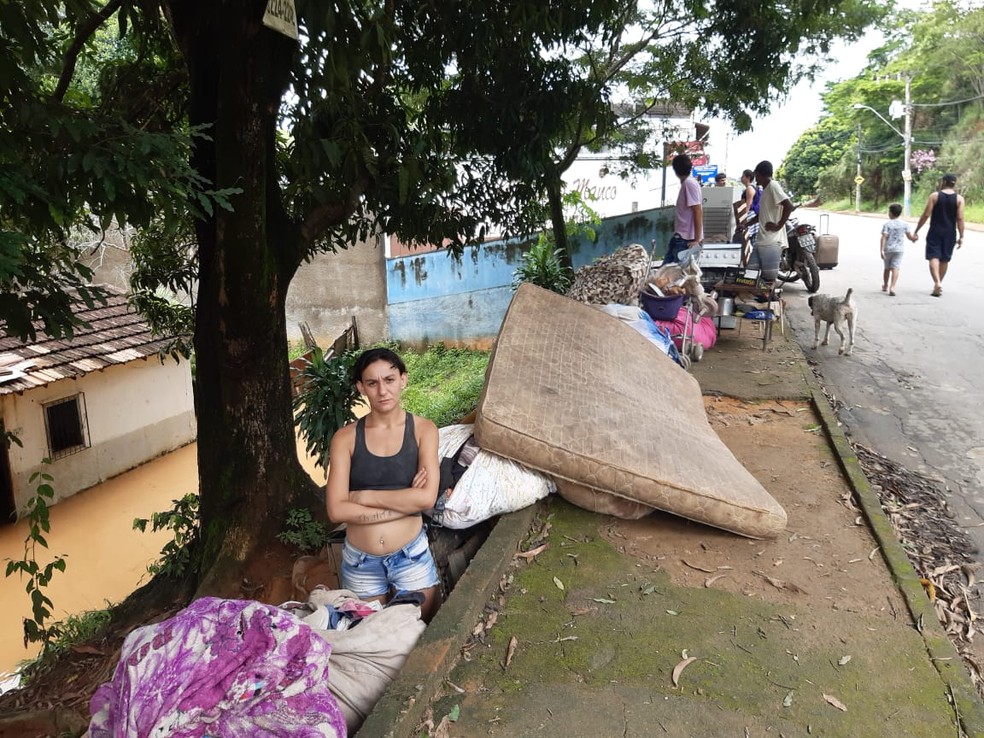 Moradora de Vila Minalda, em Cataguases, está desalojada — Foto: Renata Miranda/G1