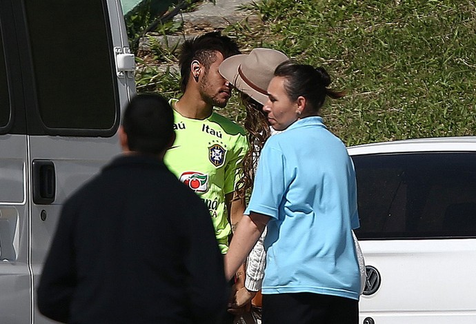 Neymar e Bruna Marquezine no treino da Seleção (Foto: EFE)