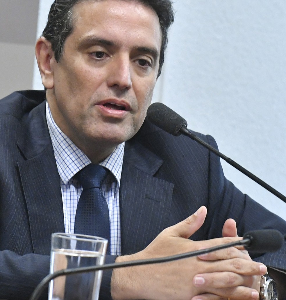 Em meio à fila de pedidos, presidente do INSS deixa o 