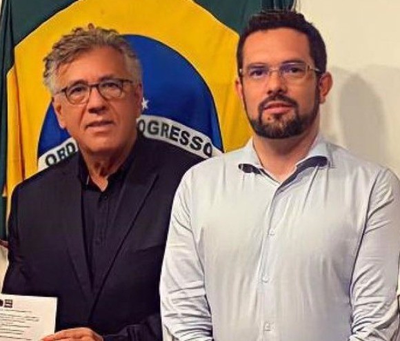 O coronel da reserva Helcio Bruno Almeida (à esquerda), que organizou a reunião para a oferta de 400 milhões de doses de vacina ao número 2 do Ministério da Saúde, Elcio Franco