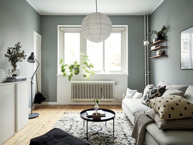 Décor do dia: sala de estar com paleta suave e armário aberto (Foto: @kvarteretmakleri/INSTAGRAM)