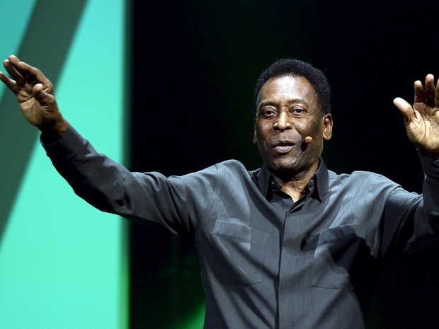 Pelé acena para multidão durante apresentação da Electronic Arts na abertura da exposição de eletrônicos E3 em Los Angeles, na Califórnia, EUA (Foto: Kevork Djansezian/Reuters)