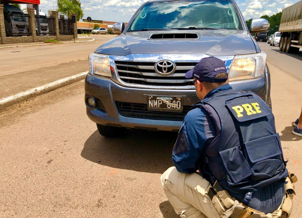 Uma pena de galinha foi colocada, propositalmente, na placa dianteira do veículo — Foto: Polícia Rodoviária Federal/Divulgação