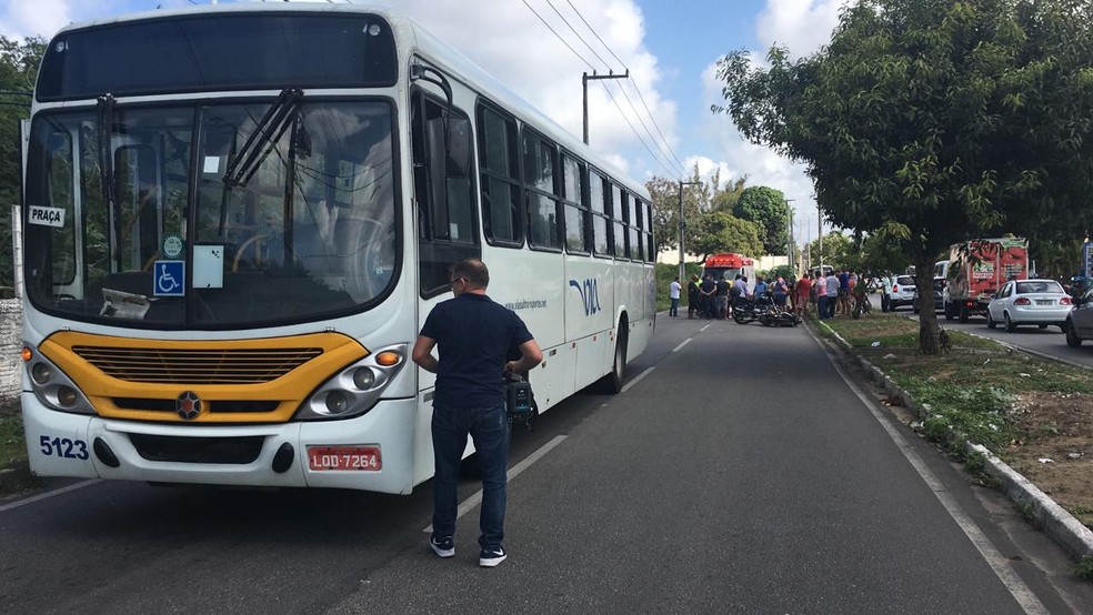 Acidente aconteceu nesta tarde com ônibus e moto na avenida Ayrton Senna, em Natal  — Foto: Heloísa Guimarães/Inter TV Cabugi
