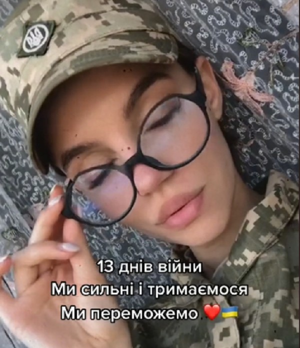Uma das influencers ucranianas que estão fazendo sucesso nas redes sociais em meio à invasão russa (Foto: TikTok)