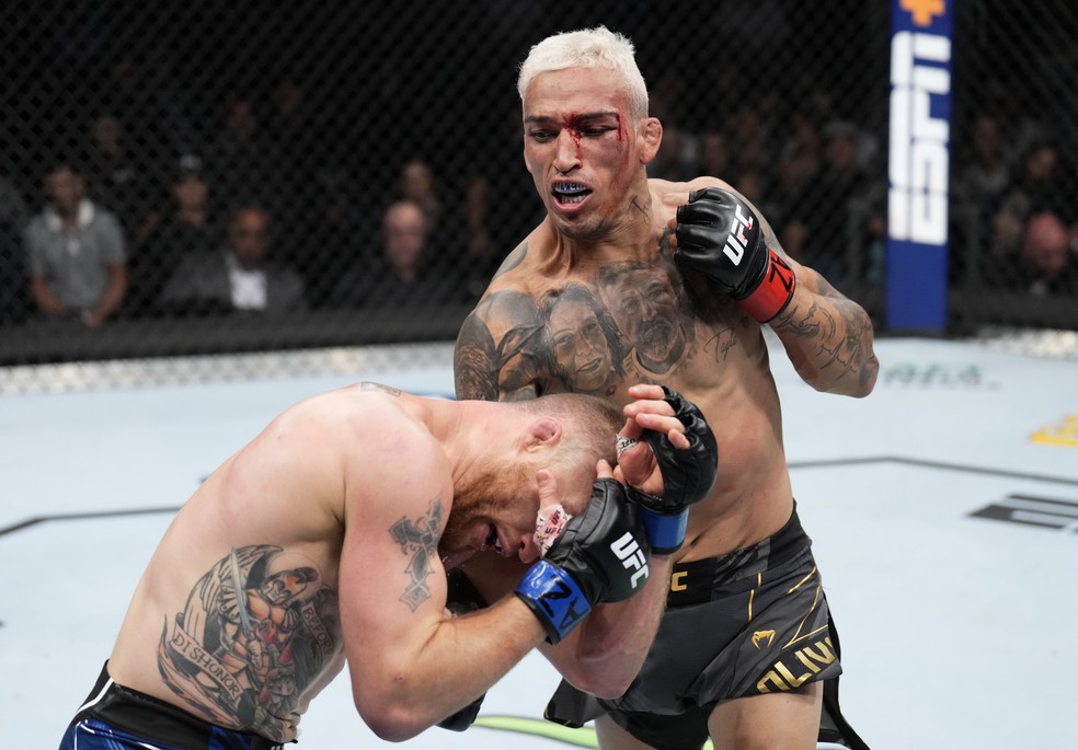 Charles do Bronx conecta um golpe em Justin Gaethje no UFC 274 — Foto: Getty Images