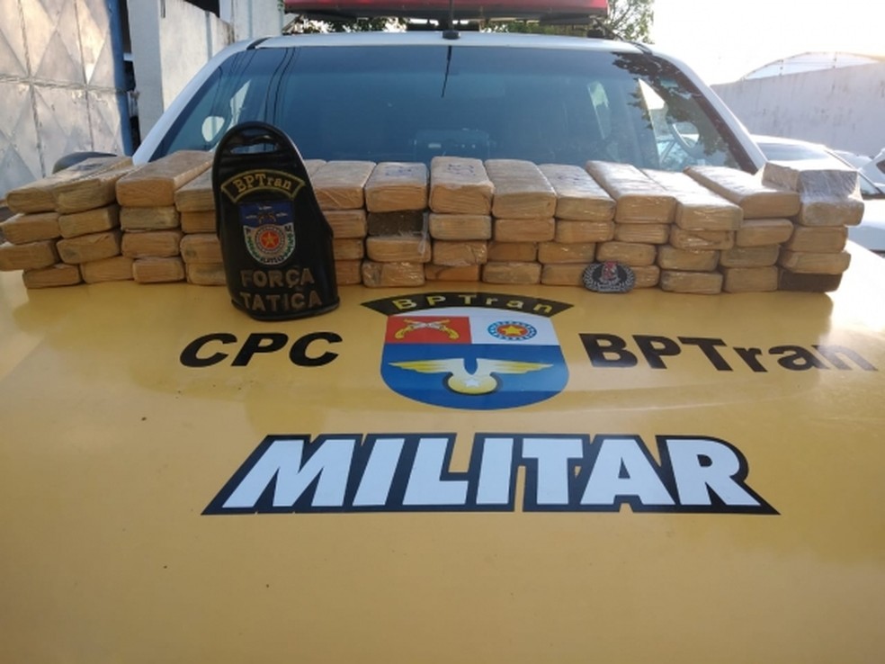 BPTran apreende 34kg de tabletes de maconha no bairro Benedito Bentes, Maceió — Foto: Ascom BPTran