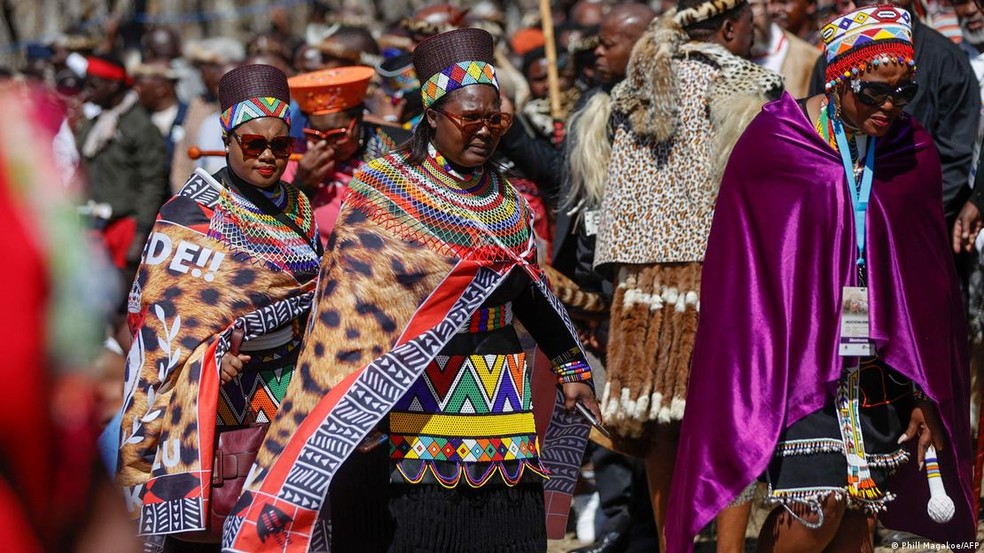 Mulheres do povo zulu com roupas tradicionais — Foto: Phill Magakoe/AFP