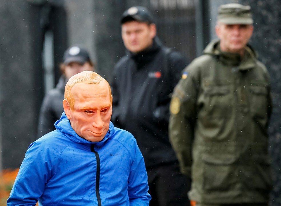Imagem de 2018: ativista de direitos humanos utiliza uma máscara do presidente russo Vladimir Putin durante um protesto em frente à embaixada russa em Kiev, na Ucrânia — Foto: Gleb Garanich/Reuters