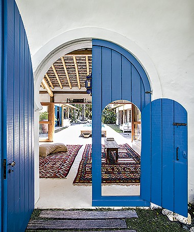 O portal de entrada segue o estilo tunisiano. O tomé o Azul França, Novacor, da Sherwin-Williams (Foto: Marco Antonio/ Editora Globo)
