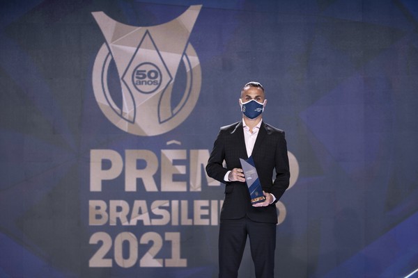 Michael com Prmio do Brasileiro 2021  Foto: Lucas Figueiredo/CBF