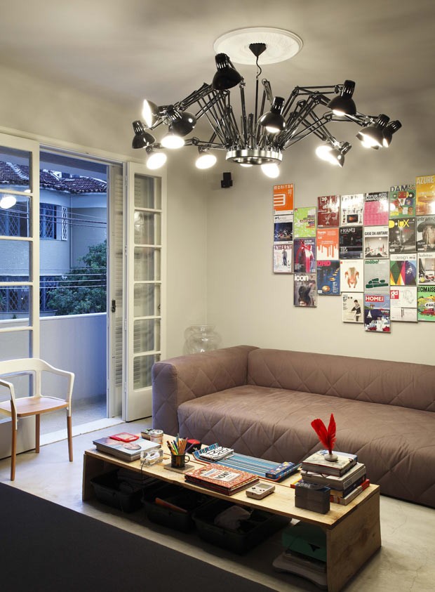 apartamento-pendente-quadros-sala-de-estar-sofa-mesa-de-centro-varanda (Foto: MCA Estúdio/Divulgação)