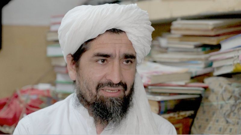 O influente clérigo xeque Rahimullah Haqqani esteve em Cabul no mês passado para se encontrar com figuras importantes do Talebã (Foto: BBC News)
