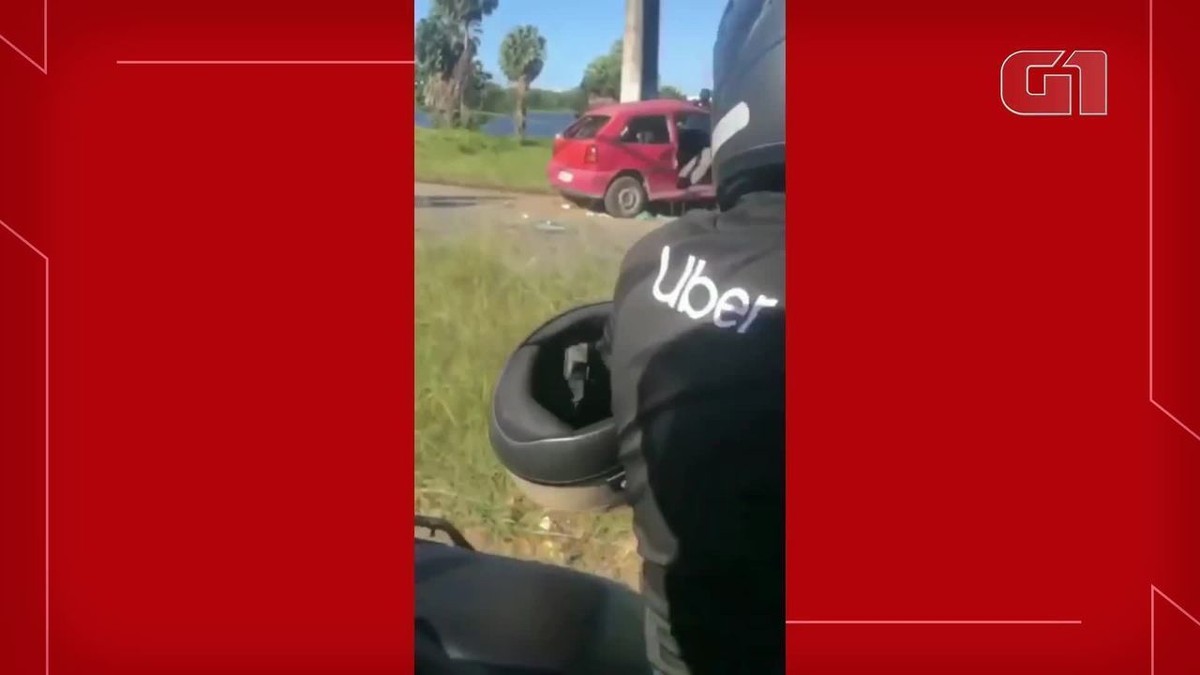 Carro com seis ocupantes bate em postes; duas mulheres morrem e quatro ficam feridos em