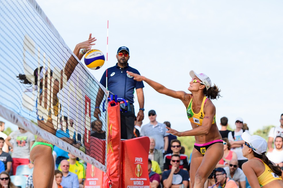 Elize Maia tenta passar pelo bloqueio de Fernanda Berti  (Foto: Getty Image)