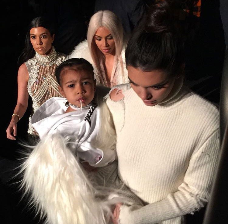 Kim com a filha e as irmãs (Foto: Reprodução/Instagram)