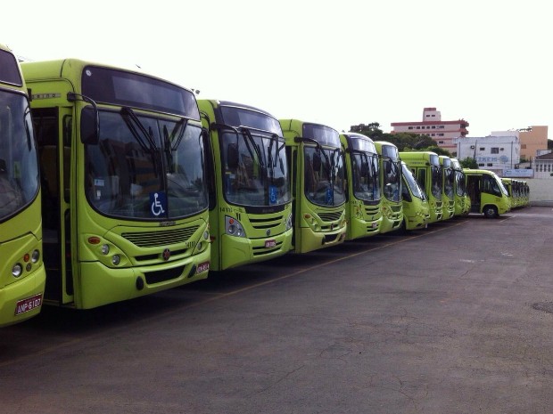 Depois das 8h30, ônibus do transporte coletivo de Foz do Iguaçu (PR) retornaram às garagens, de onde saem apenas próximo das 16h30 (Foto: Tarcísio Silveira / RPC)