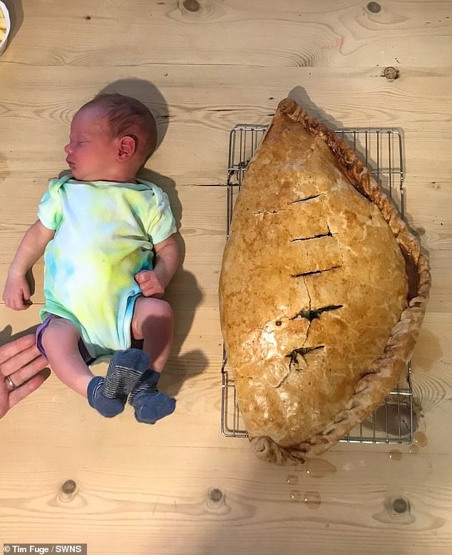 Pai assa pastel da altura e peso do filho recém-nascido (Foto: Reprodução/Daily Mail)