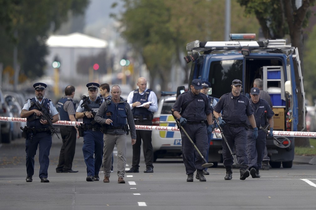 Policiais vasculham região próximo à mesquita alvo de atentado em Christchurch, Nova Zelândia, neste sábado (16) — Foto: Mark Baker/Reuters
