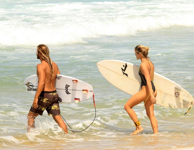Isabella Santoni surfa com namorado (Foto:  JC Pereira /  AgNews)