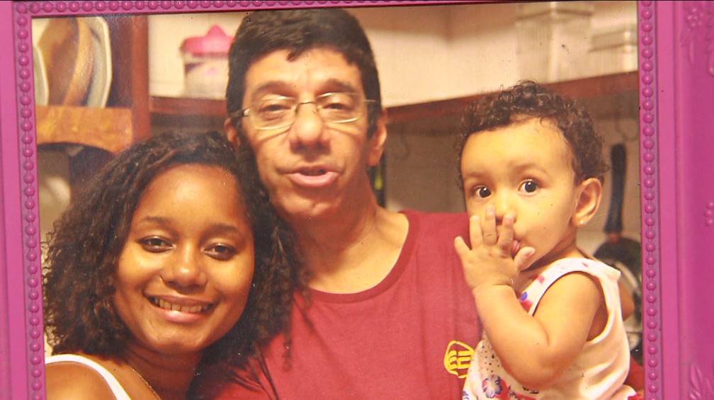 Com a perda de Adailma, Luís Filipe cria a filha do casal sozinho — Foto: Reprodução/TV Bahia