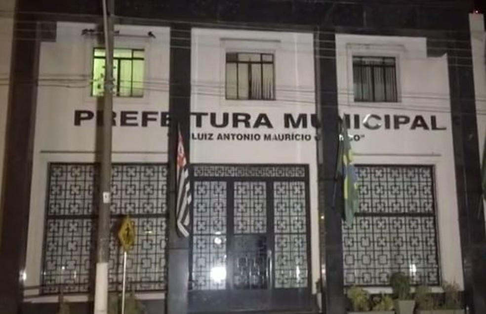 MP e polícia cumpriram um mandado de busca e apreensão na prefeitura de Potirendaba (SP) (Foto: Reprodução/TV TEM)