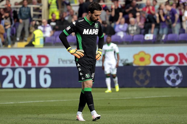 Andrea Consigli, com certeza, não dormiu depois da falha diante da Fiorentina (Foto: Getty Images)