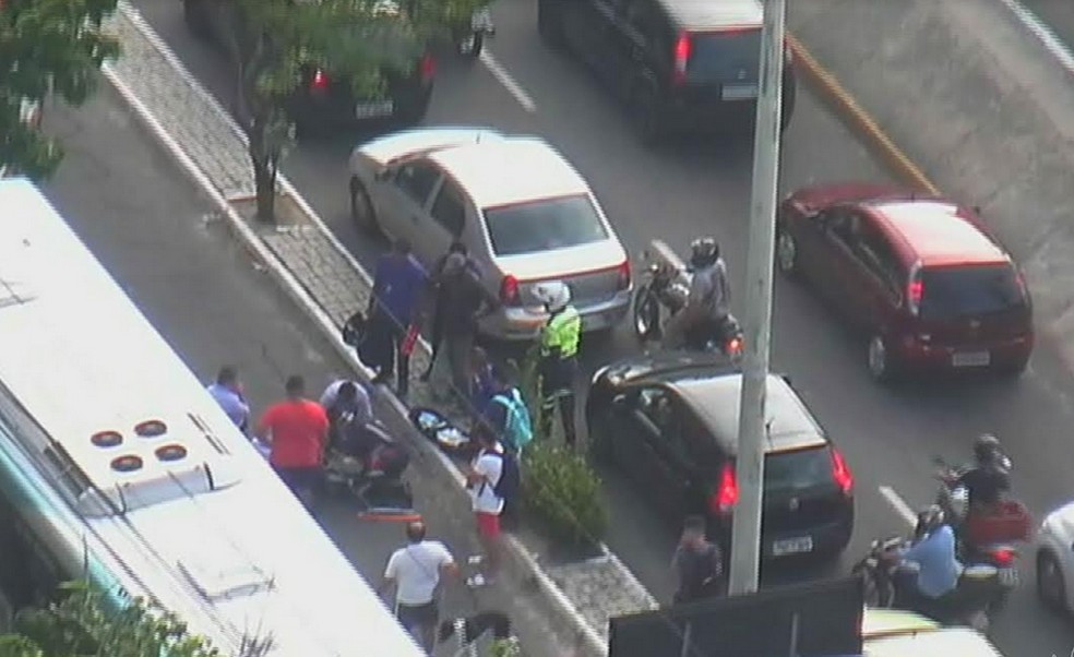 Acidente em Fortaleza deixou trÃ¢nsito congestionado na Avenida Desembargador Moreira.  â€” Foto: ReproduÃ§Ã£o/TV Verdes Mares