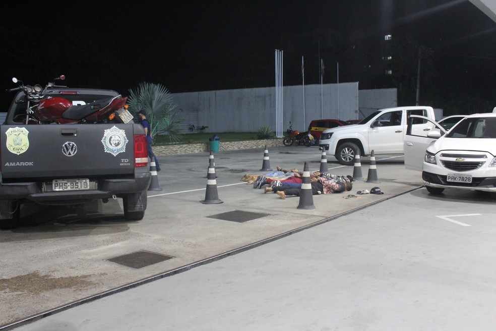 Cinco homens foram presos durante essa madrugada  — Foto: Eliana Nascimento/G1 AM 