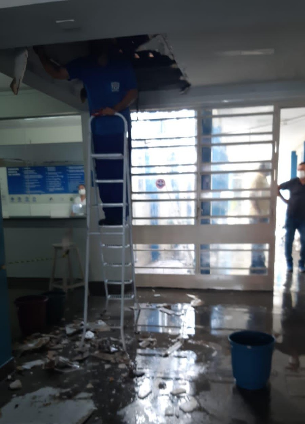 Parte do teto de gesso caiu no Centro de Saúde de Presidente Venceslau (SP) — Foto: Prefeitura de Presidente Venceslau