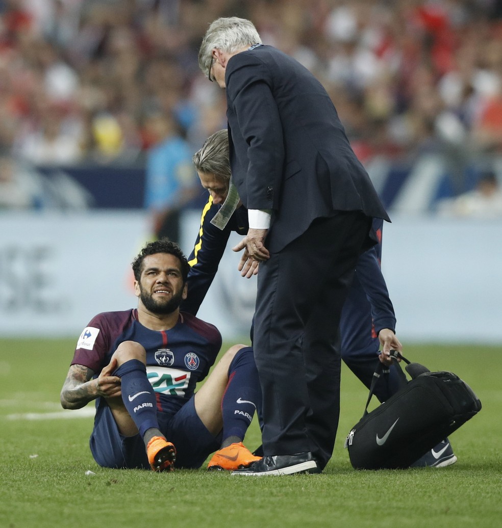 Daniel Alves preocupa para a Copa do Mundo (Foto: Yoan Valat/EFE)