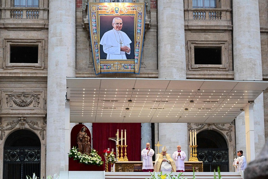 O papa Francisco e uma foto de seu antecessor, João Paulo I, durante a cerimônia de beatificação