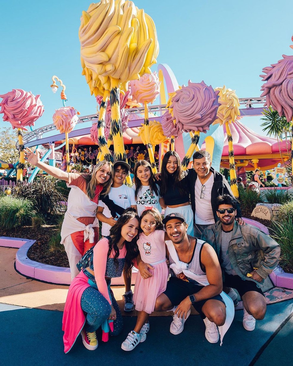 Larissa Manoela e Andr&eacute; Luiz Frambach com a fam&iacute;lia de Sabrina Urbano, madrinha da atriz &mdash; Foto: Reprodu&ccedil;&atilde;o/Instagram