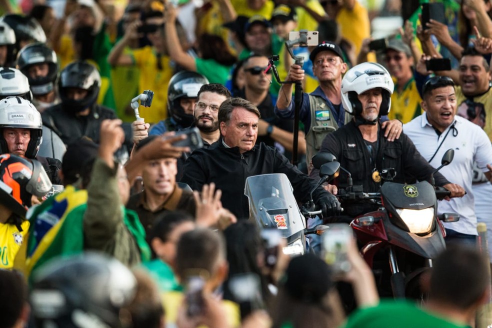 Bolsonaro durante "motociata" pelas principais avenidas de Fortaleza — Foto: Thiago Gadelha/SVM