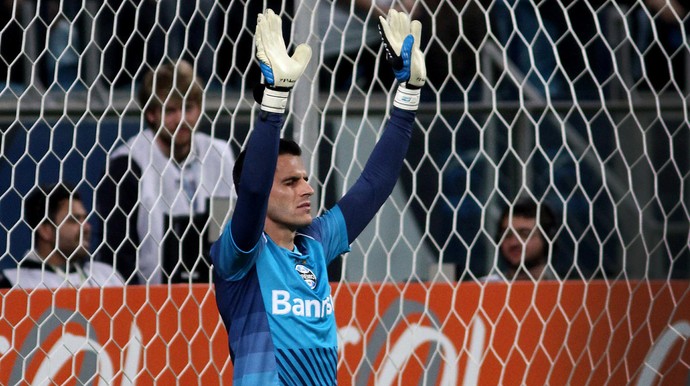 Ofuscado por Aranha, Grohe chega ao 5º jogo invicto e bate próprio recorde