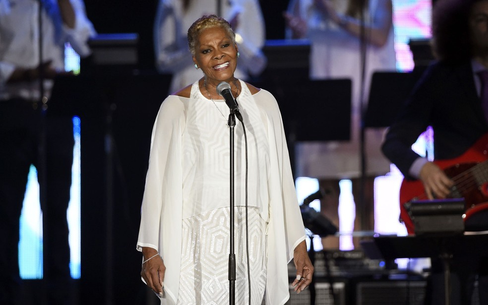 Dionne Warwick canta 'Falando sério (Honestly)', de Roberto Carlos, durante homenagem ao cantor brasileiro feita pela Academia Latina de Gravação, entidade responsável pelo Grammy Latino; evento foi nesta quarta-feira (18) em Las Vegas — Foto: Chris Pizzello/Invision/AP