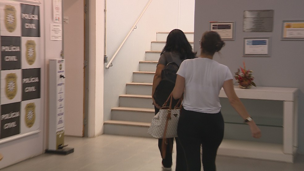 Mãe (de branco) de criança carregada por torcedor que invadiu campo e agrediu jogador — Foto: Reprodução/RBS TV